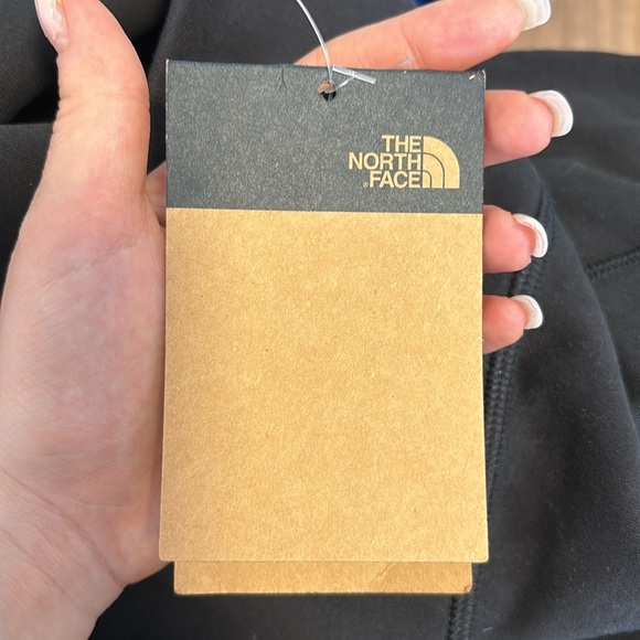 The North Face NWT - Women's Athletic Outdoor Casual Black Shorts in Size S - Picture 8 of 8